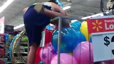 بالفيديو.. تهور شاب يضعه في موقف محرج أمام صديقته