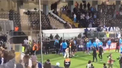 بالفيدديو.. 4 لاعبين اعتدوا على جماهيرهم.. «إيفرا» يدخل مشاجرة مع مشجع مارسيليا.. «نيمار» يعتدي لفظيا على شاب أثناء تتويجه بذهبية أولمبياد ريو.. «كهرباء» يضرب مشجعا.. ورك