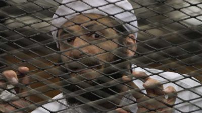 قصة «حبارة» المثير للجدل.. شهود عيان يؤكدون هروبه من محبسه والسجون تنفي.. اعتاد إثارة الشغب في جلسات المحاكمة.. اتهم القاضي بالرشوة والكفر والفسق.. وحُكم عليه بالإعدام في أحداث دهب وطابا