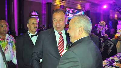 نجوم الرياضة يشهدون حفل زفاف نجل شوقي غريب.. وزير الشباب يتقدم المهنئين.. استقبال حافل للخطيب.. إطلالة لافتة لزوجة حسام غالي.. ورقص العروسين وأصدقائهما على أغاني «أوكا وأورتيجا» (فيديو وصور)