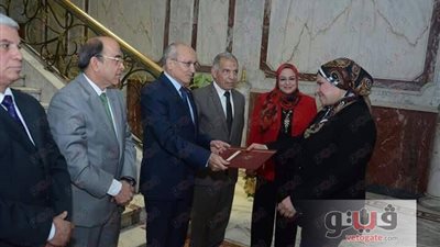 بالصور.. وزير الإنتاج الحربي يكرم الأمهات المثاليات بشركات الوزارة