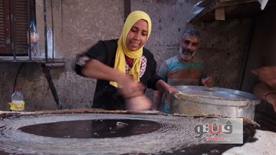 بالصور.. «أم نوسة» أقدم «صانعة كنافة» بالشرقية: ورثت المهنة أبا عن جد.. أعمل بها منذ 35 عاما.. المكسب أيام زمان كان أفضل.. شغلتنا لأصحاب المزاج العالي.. وابنتها: «الكنافة البل