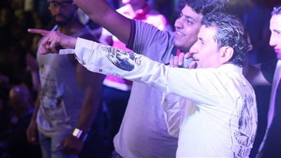 بالفيديو.. أحمد شيبة يعيد أمجاد عمرو دياب على شاطئ العجمي