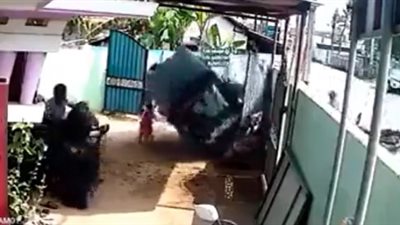 لحظة انقلاب توك توك على طفلة أمام أعين والدتها (فيديو)