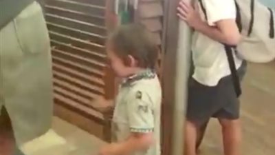 طفل يتعرض لحادث مروع بسبب والدته (فيديو)