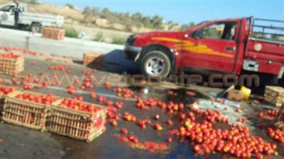 بالصور.. انقلاب سيارة محملة بالطماطم بالطريق الساحلي بالإسكندرية