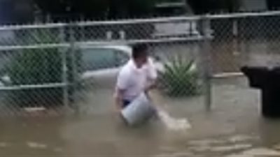 فتاة تصور مقطع فيديو لتسخر من والدها (فيديو)