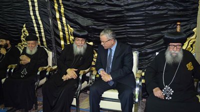 محافظ المنيا يقدم واجب العزاء للأنبا مكاريوس في وفاة شقيقه