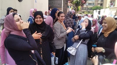 بالزغاريد والرقص.. طلاب الإسكندرية يحتفلون بسهولة امتحان 