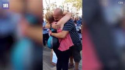 بالفيديو والصور.. مسلم يعرض العناق على المارة في موقع حادث برشلونة