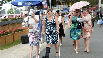 بالصور.. الرقي والفساتين الصيفية الجريئة عنوان يوم السيدات البريطاني