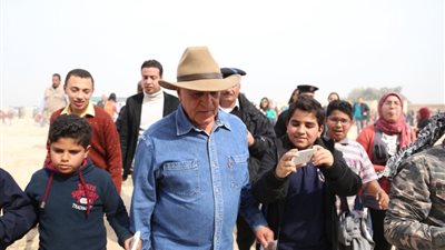 12 صورة ترصد جولة زاهي حواس و٥٠٠ طفل من محبي الآثار في الأهرامات