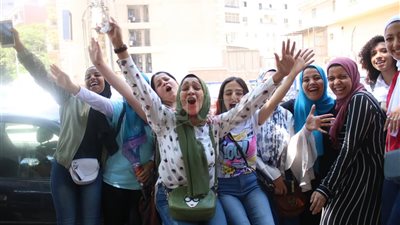 رقص وطبل وبالونات.. طلاب الدقي يحتفلون بانتهاء امتحانات الثانوية (صور)