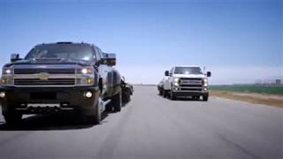 تحدي السرعة بين سيارتي سلفرادو وفورد F-150 (فيديو)