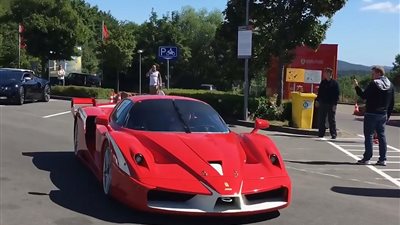 بالفيديو.. مالك تشيلسي يشارك بأسطول سيارات خارقة في سباق بألمانيا