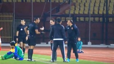 مشادة كلامية بين سيد عبد الحفيظ وحكم مباراة الأهلي والمقاصة | فيديو