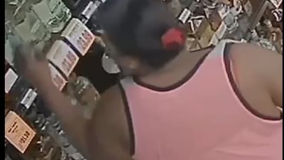 بالفيديو.. لصة تخبئ زجاجات الخمر بطريقة مريبة