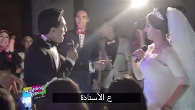 بالفيديو.. عروسان يتحديان بعضهما في أغنية طريفة