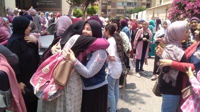 18 صورة ترصد فرحة طلاب الثانوية بانتهاء الامتحانات في الإسكندرية