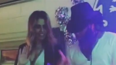 زوجة عمرو دياب ترد على علاقته بدينا الشربيني بالرقص في لندن (فيديو)