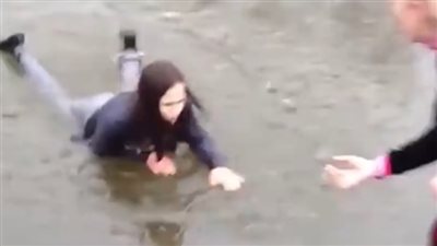 فتاة حسناء تتعرض لسقوط مروع في بحيرة جليدية (فيديو)