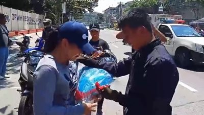 شاب يتظاهر بالموت في حادث ليفاجئ حبيبته بعرض زواج (فيديو)