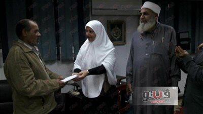 تسليم 15 ألف جنيه لعائلة المنزل المحترق في شبرا الخيمة