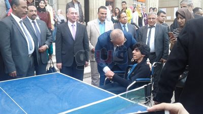 «الخشت» يصافح أحد طلاب ذوي القدرات الخاصة باقتصاد القاهرة