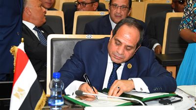 أسبوع رئاسي حافل.. السيسي يتابع استعدادات مصر لرئاسة الاتحاد الأفريقي.. يؤكد اعتزازه بمبادرات وجهود حاكم الشارقة.. يكلف بالحد من مستوى الفقر وتوفير فرص عمل للشباب.. ويلتقي وفدا اقتصاديا ألمانيا