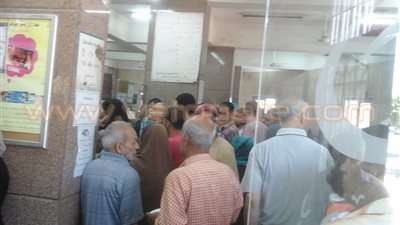 تكدس المواطنين بمكاتب بريد دمياط بسبب انقطاع الإنترنت