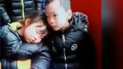 رد فعل طفل حاول آخر إيقاظ صديقته (فيديو)