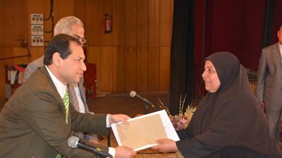 بالصور.. رئيس جامعة بورسعيد يكرم الأمهات المثاليات