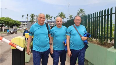 السفير المصري بالجابون يودع بعثة المصري بمطار ليبرفيل