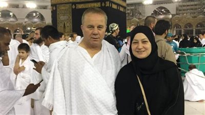 شوقي غريب وزوجته يؤديان مناسك العمرة