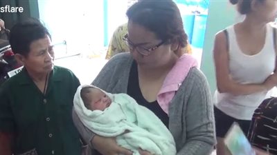 مراهقة تلقى بطفلها من الطابق الخامس فينجو بسبب غريب (فيديو)