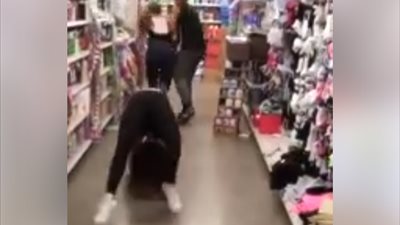 بالفيديو.. مرونة فتاة تثير رعب المتسوقين داخل سوبر ماركت