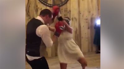 بالفيديو.. أول رقصة لعروسين في حفل الزفاف تتحول لمباراة ملاكمة