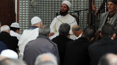 الجزائر تضع الأئمة تحت المراقبة بسبب خطابات الكراهية في المساجد