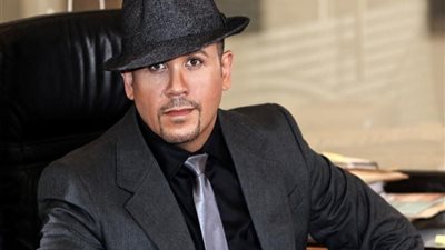 هشام عباس والعسيلي يحيان احتفالية الجامعة الأمريكية بحضور مدبولي وساويرس