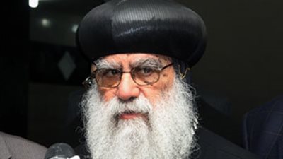 الأنبا باخوميوس ينتظر وصول البطريرك والأخير يحتضنه.. يدخلان للكنيسة على الزغاريد.. مطران البحيرة: البابا تواضروس خلصنا من الخط الهمايوني واستقبلناه على «المصطبة».. والبابا: علينا بالصلاة للر