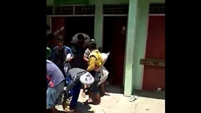 السكان ينهبون المتاجر عقب الزلزال بإندونيسيا (فيديو)