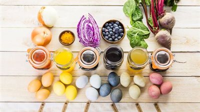 لصحة أطفالك في شم النسيم.. تلوين البيض بالخضراوات والفواكه