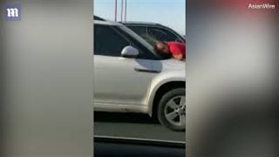 عامل نظافة يتشبث بمقدمة سيارة 8 أميال (فيديو)