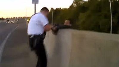 بالفيديو والصور.. إنقاذ متهم حاول القفز من أعلى جسر على طريق سريع