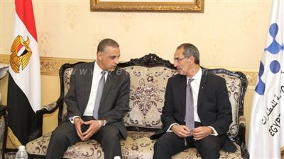 محافظ سوهاج يستقبل وزير الاتصالات لتفقد بعض المشروعات | صور