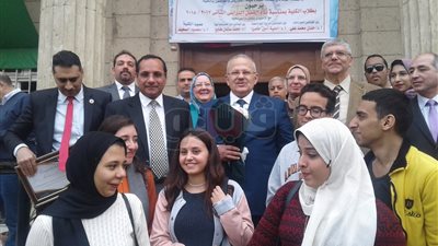 طلاب مسرح «اقتصاد وسياسة القاهرة» يهدون باقة ورد لرئيس الجامعة (فيديو)