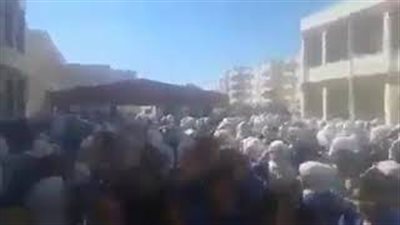 «وصلة رقص» لطالبات داخل مدرسة حكومية (فيديو)