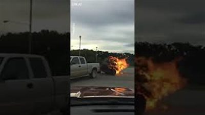 شاحنة بيك أب تجر كومة قش مشتعلة (فيديو)