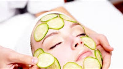 ماسكات الشاي الأخضر والخيار تجعل بشرتك مشرقة وجذابة