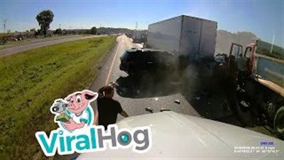 غفل سائق الشاحنة لحظات فحدثت الكارثة (فيديو)